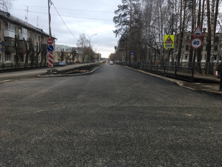 Асфальтирование территории на улице Латвийской в Екатеринбурге