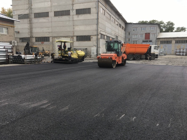 Работа техники на площадке предприятия на улице Завокзальной